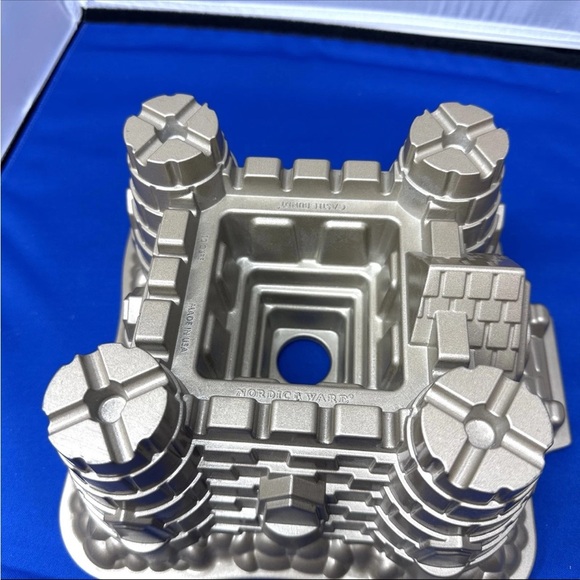 Nordic Ware Castle Bundt 10 Cup Cake Pan Mold Cast Fun Children Boy Birthday F6 - Picture 4 of 8